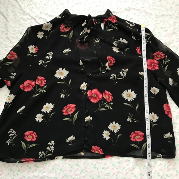 FOREVER 21 Cropped Floral Rose Blouse M Fit Black Red White Flare Out Cuffs - Picture 12 of 16
